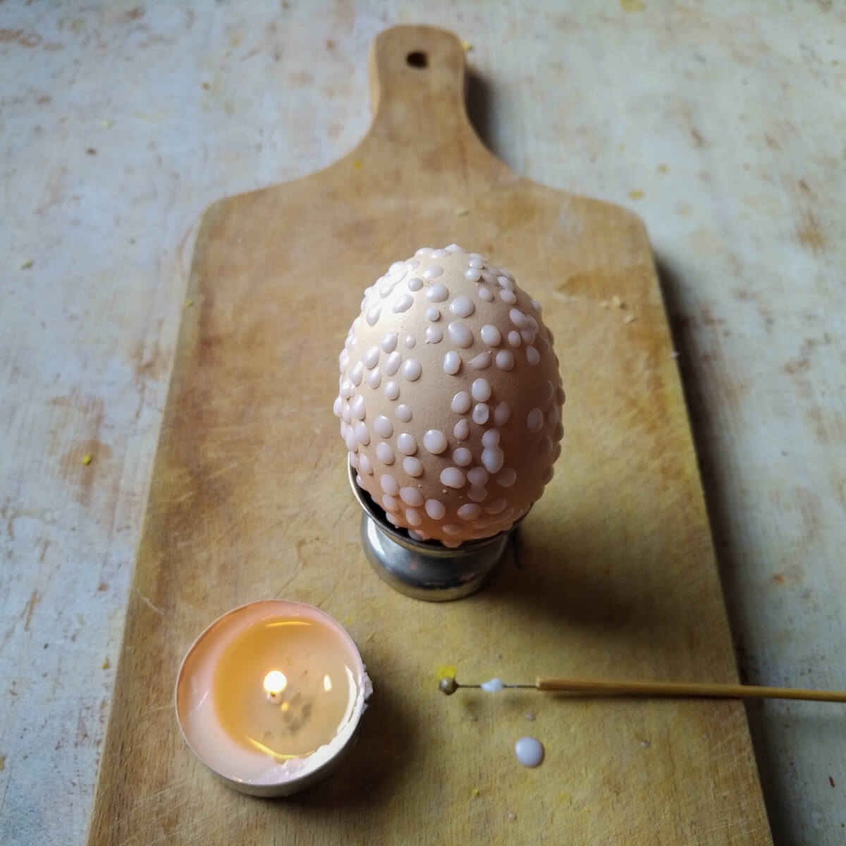 jajko z naniesionym wzorem z wosku
